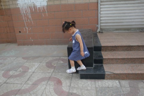 两岁半宝宝，波点连衣裙