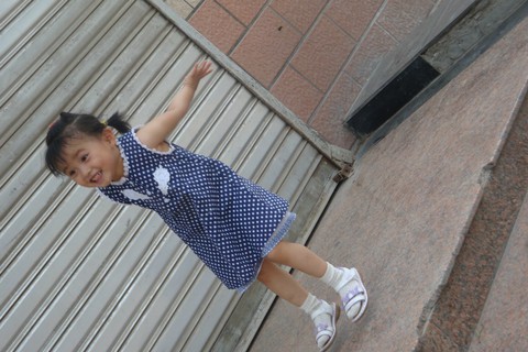 两岁半宝宝，波点连衣裙