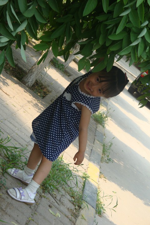 两岁半宝宝，波点连衣裙