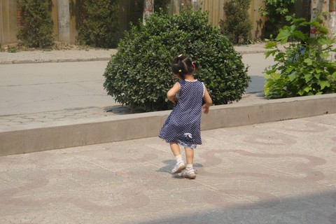 两岁半宝宝，波点连衣裙