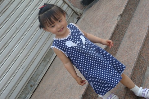 两岁半宝宝，波点连衣裙