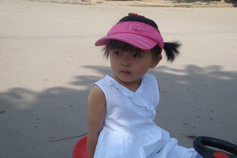 白色连衣裙---两岁半宝贝