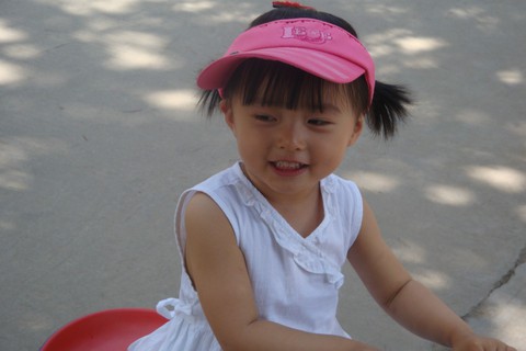 白色连衣裙---两岁半宝贝