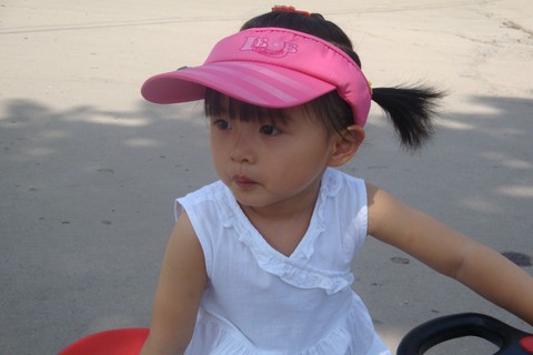 白色连衣裙---两岁半宝贝