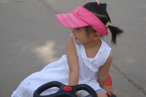 白色连衣裙---两岁半宝贝