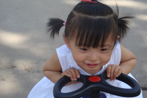 白色连衣裙---两岁半宝贝