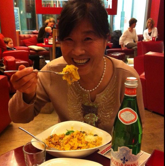 孕20周时和妈妈老公在意大利餐厅吃饭庆祝