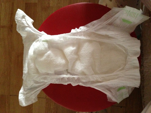 娃晚上用过的尿不湿,我家用花王,一晚上一到两片,一般后面胖乎乎,前面