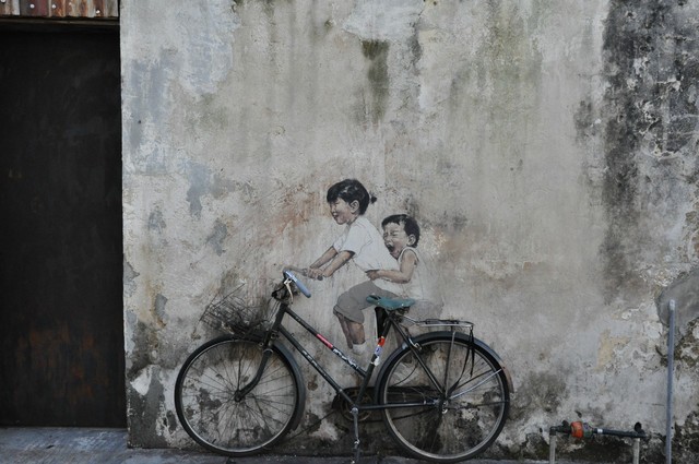 这幅是壁画区最有名的一幅了,小孩骑自行车!