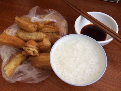 这两天早上起来不吐了,只是有点恶心…油条蘸酱油配蘸粥!