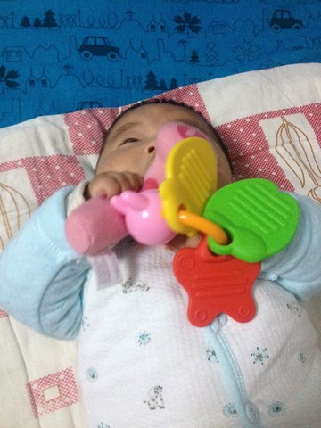 宝宝最近特别喜欢吃手,有时候还留口水,给他训练抓东西,拿着东西就往