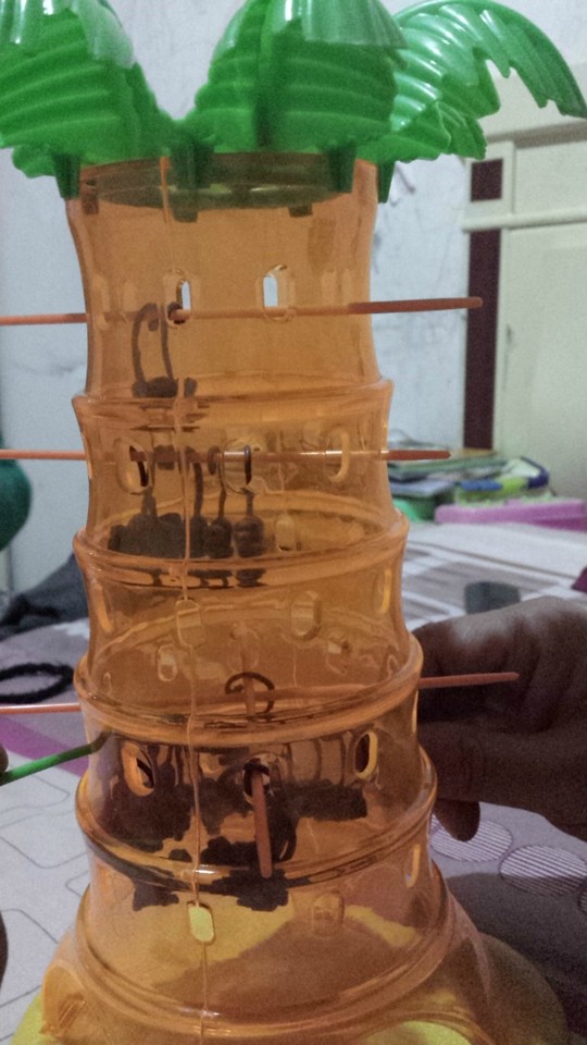 一家人玩儿《猴子爬杆》玩具