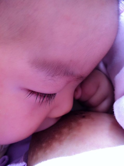 宝妈们敢不敢上传自己喂奶的照片?