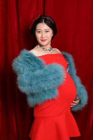 一家四口的孕妇照