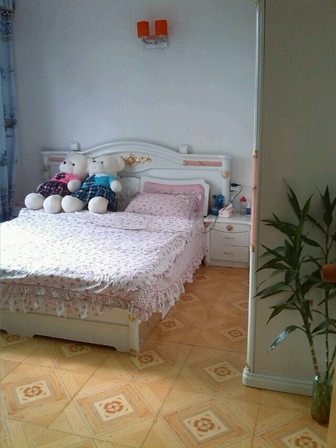 这是我自己家的床,我老公在部队还没退伍,所以没回他那边,在自己家