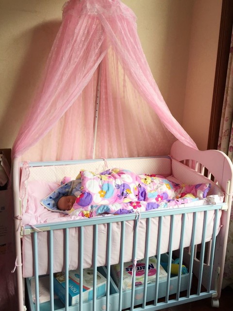 你们的宝宝都跟你们睡吗还是自己睡婴儿床