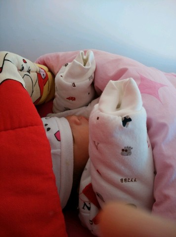 宝贝睡觉老喜欢身体平着头却歪着,._宝宝树