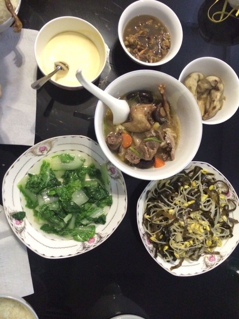 給自己和老公做的晚飯～香菇鴿子湯,海帶豆芽,炒青菜