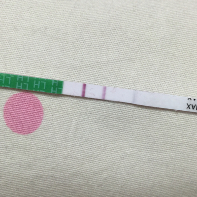 还有四五天来月经 刚刚测的排卵试纸是这样 是正常?还是又排卵了?