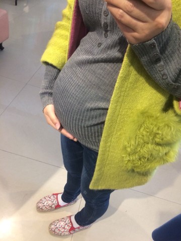 跟宝妈肚型有点像,肚子凸起的地方比较圆一点,看了两次也是男宝!