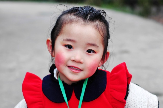 红红的小脸蛋就像小苹果一样可爱