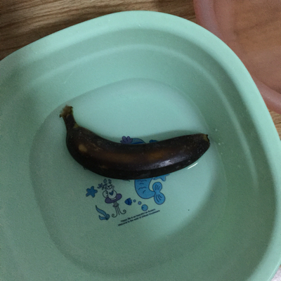 六个月的宝宝两天没拉便便了,想喂他吃点香蕉,天冷了,香蕉用开水烫了