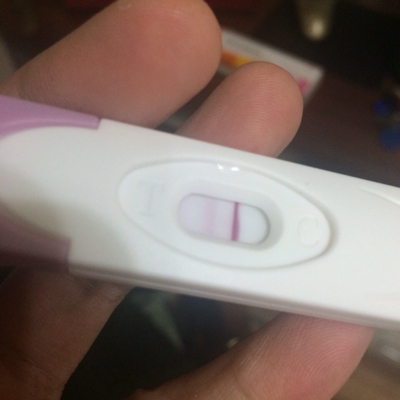 早上测验孕棒,最开始t区一片粉红,c区没东西,5分钟后c区出现一条红线