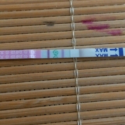 还有5天来月经,今天用排卵试纸测试结果.不知道是啥情况